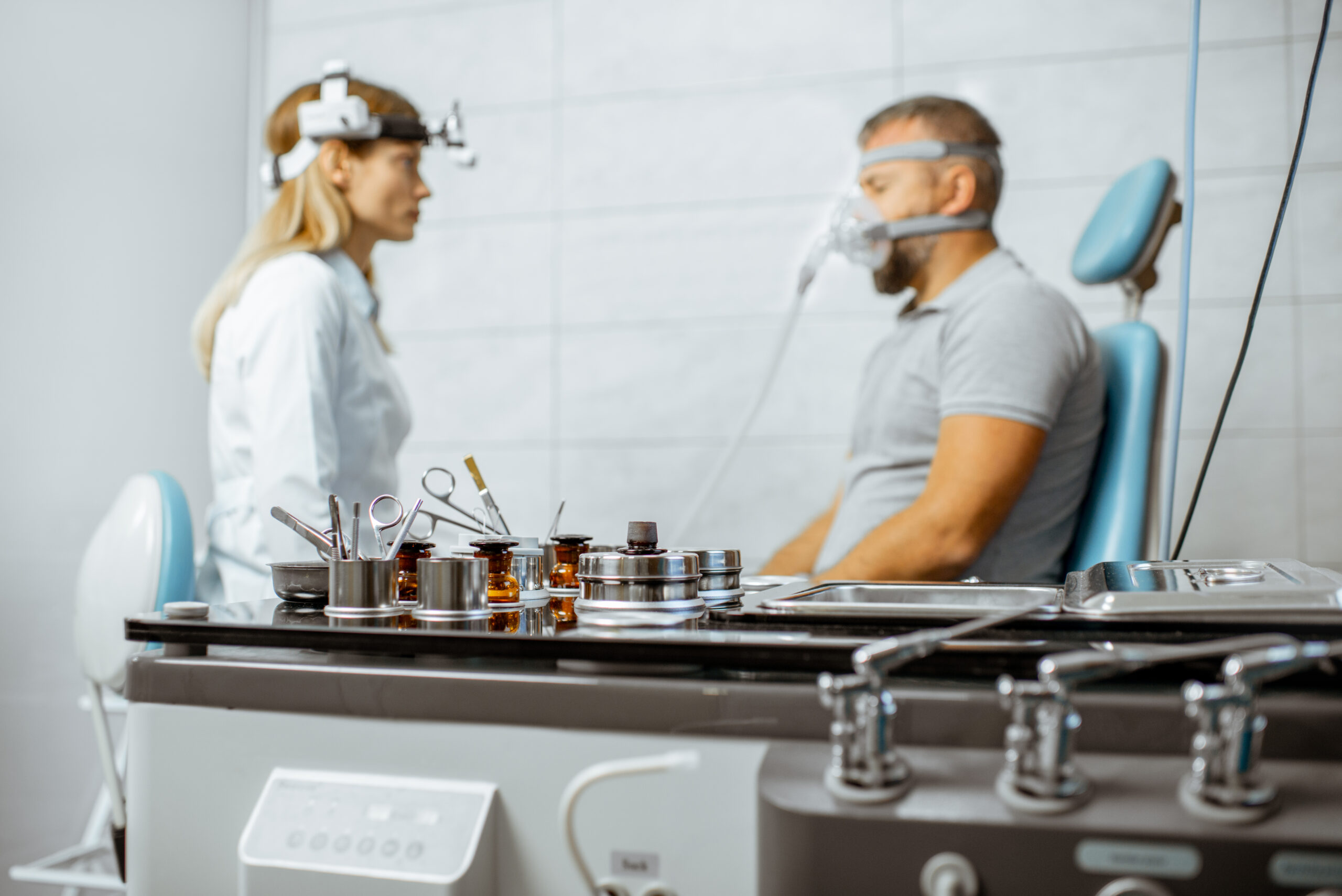 Trastornos Respiratorios del Sueño 1 Adult man during a medical breathing treatment with respiratory mask against snoring sitting with doctor at the ENT office