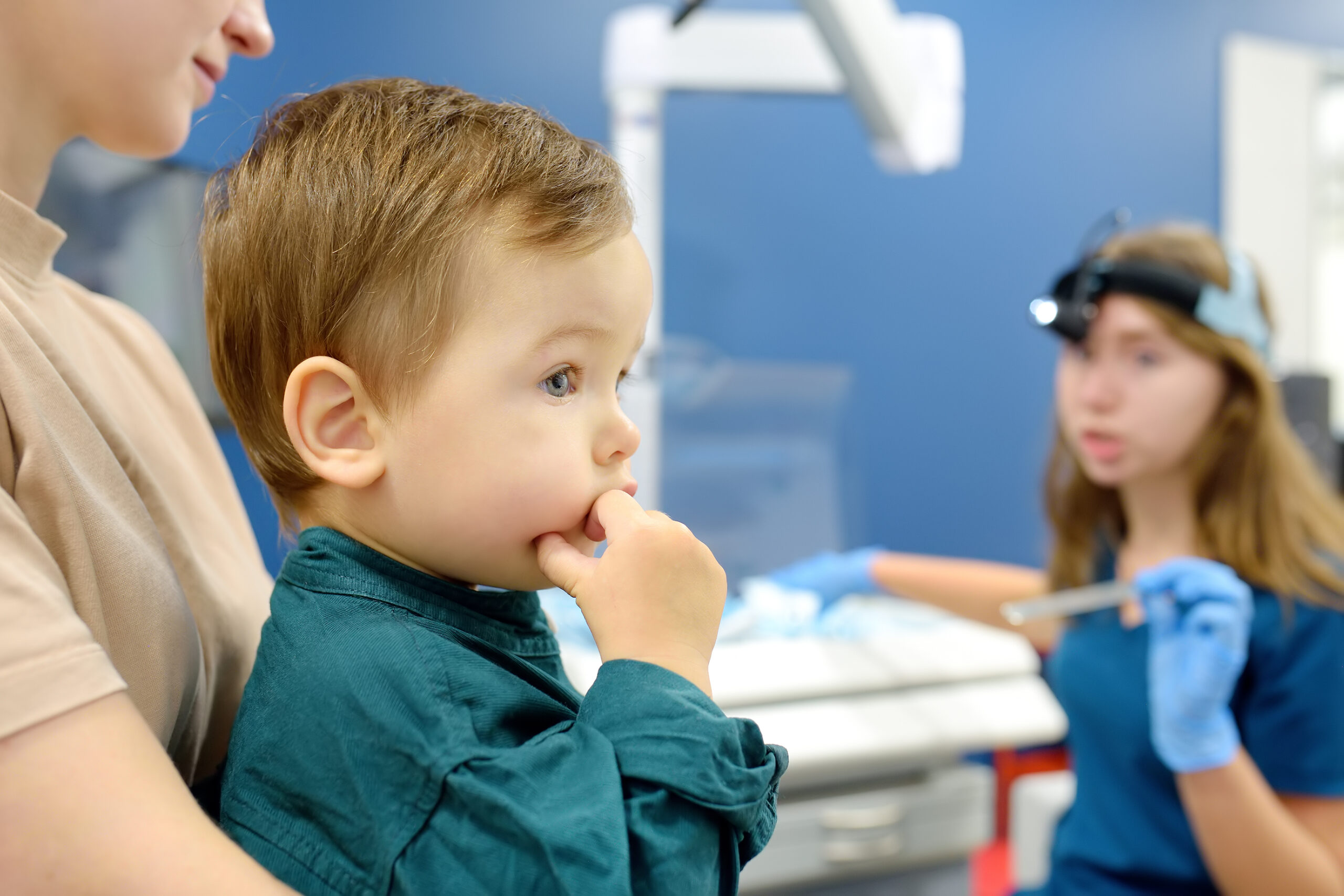 Trastornos Respiratorios del Sueño 4 A cute toddler boy with his mother are at an appointment with a pediatric ENT to prepare for kindergarten. The doctor otolaryngologist is establishes contact and trust with the little patient
